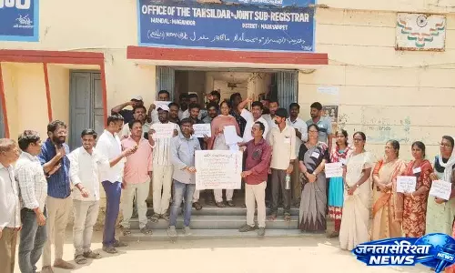 कर्मचारियों ने Tehsil office के सामने काले बिल्ले लगाकर विरोध प्रदर्शन किया कर्मचारियों ने Tehsil office के सामने काले बिल्ले लगाकर विरोध प्रदर्शन किया