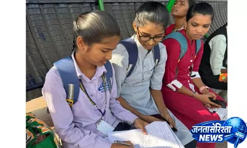गुडूर के ग्रामीणों ने नेशनल हाईवे पर Bus Stop की मांग की गुडूर के ग्रामीणों ने नेशनल हाईवे पर Bus Stop की मांग की