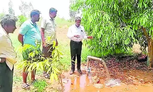 Karnataka : बारिश से बिजली के खंभे गिर गए Karnataka : बारिश से बिजली के खंभे गिर गए