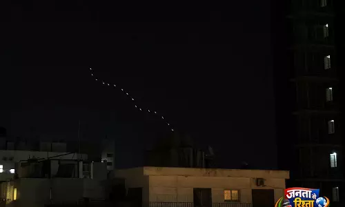 संघर्ष-विराम लागू होते ही, आतिशबाजी और जश्न में हुई गोलीबारी से Beirut जगमगा उठा