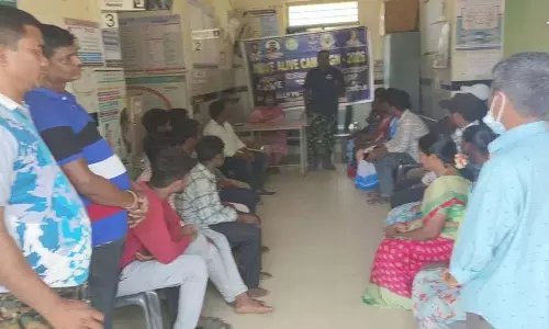 Allapalli SI ने सड़क दुर्घटनाओं में गोल्डन आवर के महत्व पर प्रकाश डाला