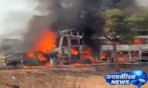 कार और ट्रैवल बस में टक्कर, आग लगने से 4 बच्चों समेत परिवार के 9 लोगों की मौत कार और ट्रैवल बस में टक्कर, आग लगने से 4 बच्चों समेत परिवार के 9 लोगों की मौत