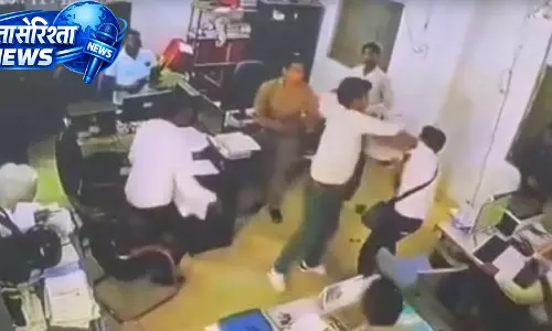 CG: कृषि विभाग दफ्तर में पत्रकार और वकील से मारपीट, देखें VIDEO... CG: कृषि विभाग दफ्तर में पत्रकार और वकील से मारपीट, देखें VIDEO...