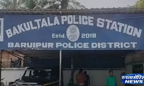 Naka तलाशी के दौरान बाइक जब्त, 4 लाख रुपये नकद बरामद Naka तलाशी के दौरान बाइक जब्त, 4 लाख रुपये नकद बरामद