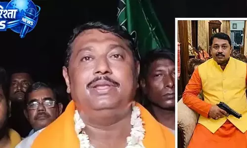 Pistol के साथ उम्मीदवार की मौजूदगी से तनाव बढ़ा; तृणमूल-सीपीएम ने भगवा खेमे की आलोचना की Pistol के साथ उम्मीदवार की मौजूदगी से तनाव बढ़ा; तृणमूल-सीपीएम ने भगवा खेमे की आलोचना की