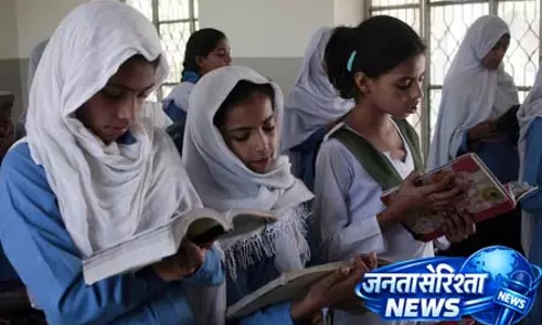 पाकिस्तान: स्कूल के बढ़ते खर्च और पाठ्यपुस्तकों की कमी को लेकर चिंतित लोग पाकिस्तान: स्कूल के बढ़ते खर्च और पाठ्यपुस्तकों की कमी को लेकर चिंतित लोग