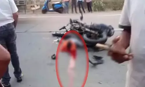तेज रफ्तार बाइक ट्रक से टकराई, युवक की मौके पर मौत तेज रफ्तार बाइक ट्रक से टकराई, युवक की मौके पर मौत