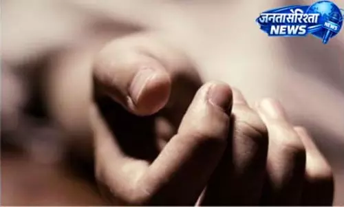 ऑटो के अंदर मिला खून से लथपथ शव, परिवार में मातम ऑटो के अंदर मिला खून से लथपथ शव, परिवार में मातम