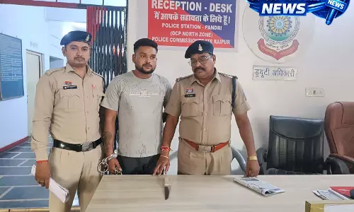 धारदार चाकू के साथ कुख्यात आरोपी गिरफ्तार, कई गंभीर मामलों में रहा है शामिल धारदार चाकू के साथ कुख्यात आरोपी गिरफ्तार, कई गंभीर मामलों में रहा है शामिल