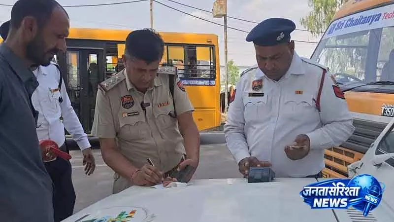 Sirsa में ट्रैफिक पुलिस ने स्कूल बसों के नियमों के उल्लंघन पर कार्रवाई की Sirsa में ट्रैफिक पुलिस ने स्कूल बसों के नियमों के उल्लंघन पर कार्रवाई की