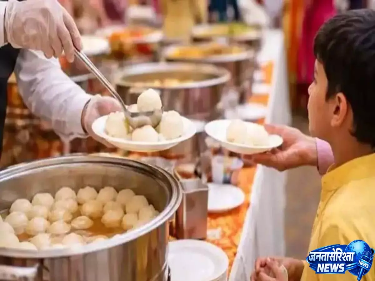 दो रसगुल्लों को लेकर विवाद: 11 साल के बच्चे पर डीज़ल डालकर तंदूर के पास जलाया, हालत गंभीर दो रसगुल्लों को लेकर विवाद: 11 साल के बच्चे पर डीज़ल डालकर तंदूर के पास जलाया, हालत गंभीर
