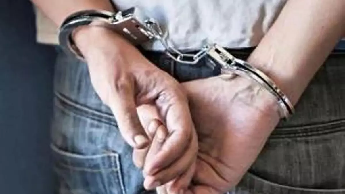 Indore: मारपीट और लूट में पार्षद का बेटा गिरफ्तार, इनामी मामला सुलझा Indore: मारपीट और लूट में पार्षद का बेटा गिरफ्तार, इनामी मामला सुलझा