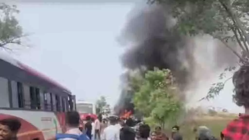 बस से टक्कर के बाद धधकी कार, 6 लोगों की मौत, दो को निकालकर बचा लिया बस से टक्कर के बाद धधकी कार, 6 लोगों की मौत, दो को निकालकर बचा लिया
