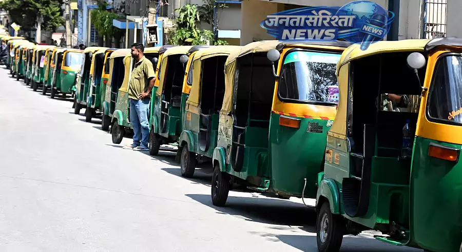पेट्रोल पंप के पास कई किलोमीटर तक गाड़ियों की लाइन लगी: ड्राइवर परेशान पेट्रोल पंप के पास कई किलोमीटर तक गाड़ियों की लाइन लगी: ड्राइवर परेशान