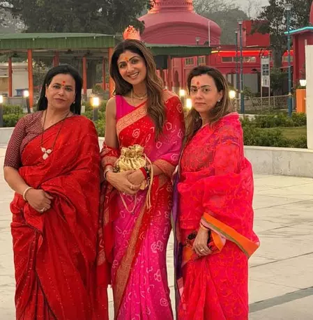 भक्ति में लीन दिखीं शिल्पा शेट्टी, त्रिपुरा सुंदरी शक्तिपीठ मंदिर में की पूजा-अर्चना भक्ति में लीन दिखीं शिल्पा शेट्टी, त्रिपुरा सुंदरी शक्तिपीठ मंदिर में की पूजा-अर्चना