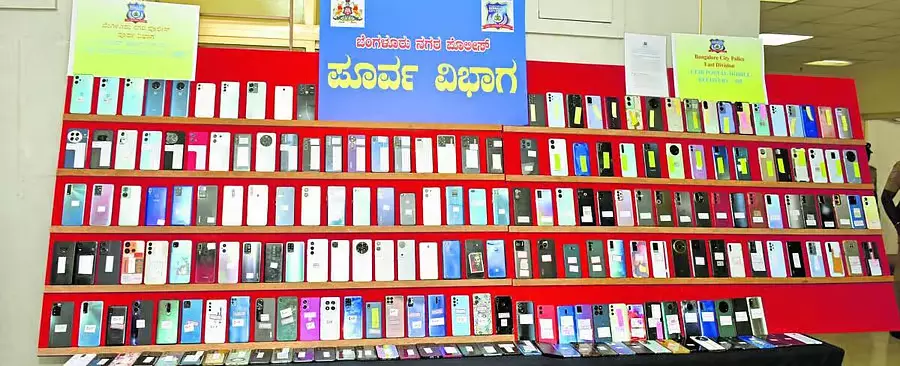 Bengaluru : ₹1.25 करोड़ का मोबाइल ज़ब्त Bengaluru : ₹1.25 करोड़ का मोबाइल ज़ब्त
