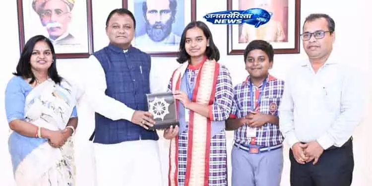 Bhubaneswar मुख्यमंत्री ने शहर के दो CBSE क्लास 10 टॉपर्स को सम्मानित किया Bhubaneswar मुख्यमंत्री ने शहर के दो CBSE क्लास 10 टॉपर्स को सम्मानित किया