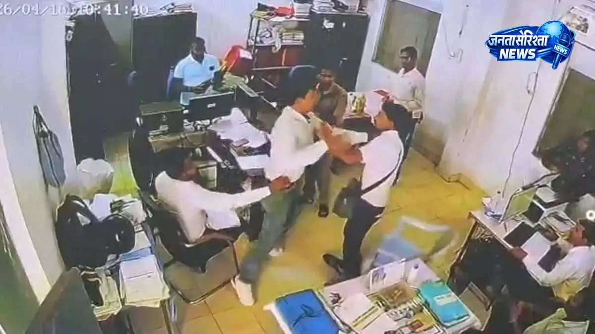 पत्रकार-वकील पर टूट पड़ा अफसर, सरकारी दफ्तर में मारपीट का वीडियो वायरल पत्रकार-वकील पर टूट पड़ा अफसर, सरकारी दफ्तर में मारपीट का वीडियो वायरल