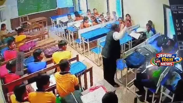 Ganjam: हेडमास्टर ने डंडे से छात्रों को पीटा, वायरल वीडियो Ganjam: हेडमास्टर ने डंडे से छात्रों को पीटा, वायरल वीडियो