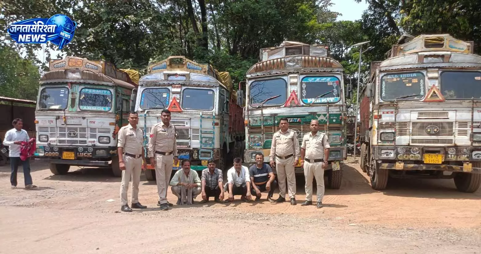 4 ट्रकों से 82 लाख से अधिक का अवैध कबाड़ जब्त, चार ड्राइवर गिरफ्तार 4 ट्रकों से 82 लाख से अधिक का अवैध कबाड़ जब्त, चार ड्राइवर गिरफ्तार
