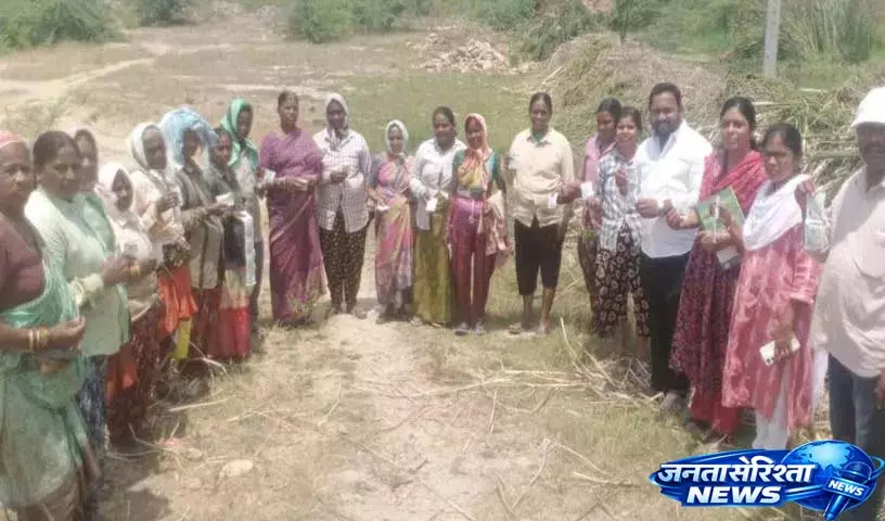Raghavapuram में महिला मजदूरों को धूप से बचने के लिए सरपंच ने सावधानी बरतने की सलाह दी Raghavapuram में महिला मजदूरों को धूप से बचने के लिए सरपंच ने सावधानी बरतने की सलाह दी