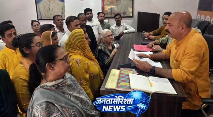 Jammu में जनसुनवाई कार्यक्रम, शिकायतों पर त्वरित कार्रवाई का आश्वासन Jammu में जनसुनवाई कार्यक्रम, शिकायतों पर त्वरित कार्रवाई का आश्वासन
