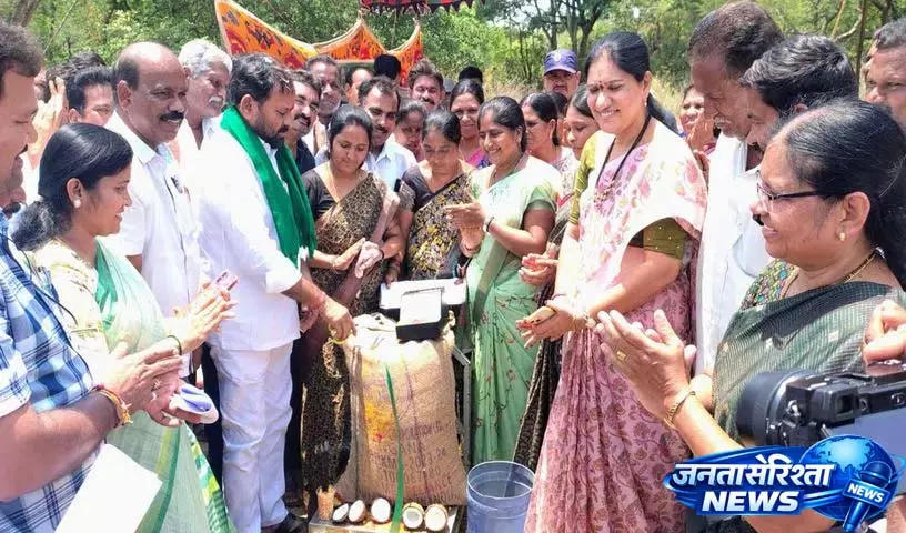 Maloth विधायक रामदास नायक ने मदारम में मक्का खरीद केंद्र का उद्घाटन किया Maloth विधायक रामदास नायक ने मदारम में मक्का खरीद केंद्र का उद्घाटन किया