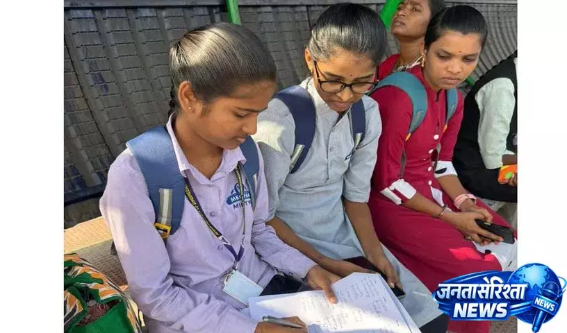 गुडूर के ग्रामीणों ने नेशनल हाईवे पर Bus Stop की मांग की गुडूर के ग्रामीणों ने नेशनल हाईवे पर Bus Stop की मांग की