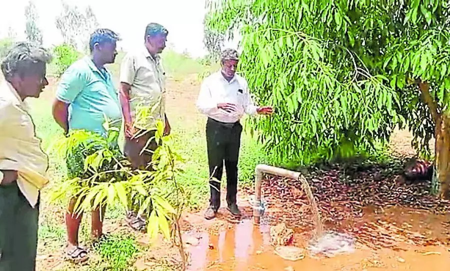 Karnataka : बारिश से बिजली के खंभे गिर गए Karnataka : बारिश से बिजली के खंभे गिर गए