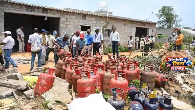 Bhubaneswar में बेदखली अभियान के दौरान 62 LPG सिलेंडर ज़ब्त Bhubaneswar में बेदखली अभियान के दौरान 62 LPG सिलेंडर ज़ब्त