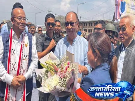 मणिपुर: सीएम ने उखरुल में विश्वास बहाली मिशन का किया नेतृत्व, बातचीत एवं सद्भाव का आह्वान किया मणिपुर: सीएम ने उखरुल में विश्वास बहाली मिशन का किया नेतृत्व, बातचीत एवं सद्भाव का आह्वान किया