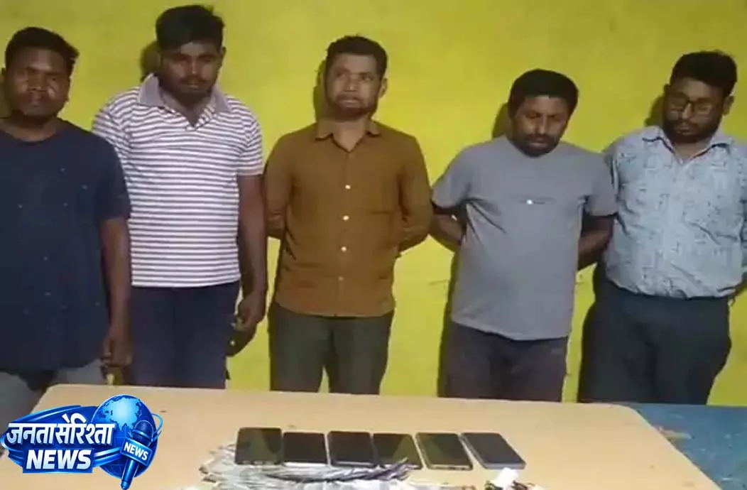 CG: जुआ अड्डे पर पुलिस की छापेमारी, 5 जुआरी गिरफ्तार CG: जुआ अड्डे पर पुलिस की छापेमारी, 5 जुआरी गिरफ्तार