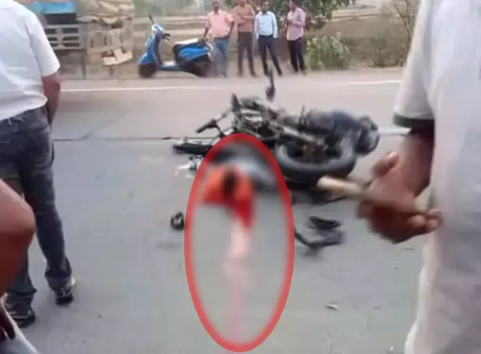 तेज रफ्तार बाइक ट्रक से टकराई, युवक की मौके पर मौत तेज रफ्तार बाइक ट्रक से टकराई, युवक की मौके पर मौत