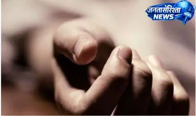 ऑटो के अंदर मिला खून से लथपथ शव, परिवार में मातम ऑटो के अंदर मिला खून से लथपथ शव, परिवार में मातम