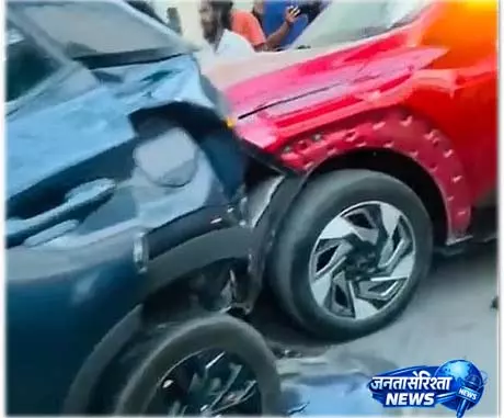 नशे में टेस्ट ड्राइव बनी हादसे की वजह, 4 गाड़ियां टकराईं नशे में टेस्ट ड्राइव बनी हादसे की वजह, 4 गाड़ियां टकराईं