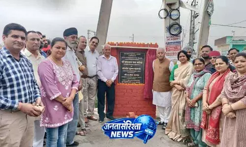 Yamunanagar विधायक और मेयर ने 15 लाख रुपये की सड़क का शिलान्यास किया Yamunanagar विधायक और मेयर ने 15 लाख रुपये की सड़क का शिलान्यास किया