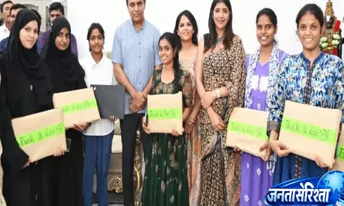 KTR ने हैदराबाद में वंचित छात्राओं को लैपटॉप बांटे