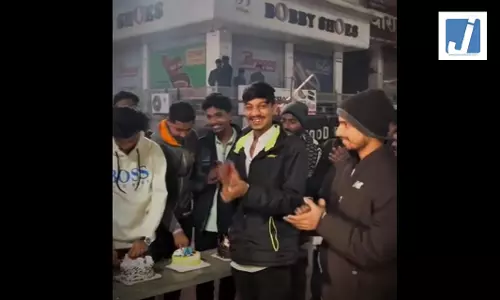 अश्लील वीडियो कांड: आरोपी को पुलिस ने खिलाया केक, तीन पुलिसकर्मी सस्पेंड अश्लील वीडियो कांड: आरोपी को पुलिस ने खिलाया केक, तीन पुलिसकर्मी सस्पेंड