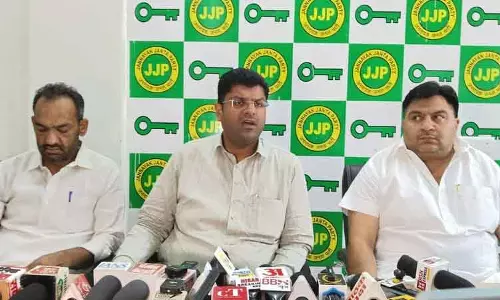Hisar में CIA गाड़ी ने दुष्यंत चौटाला के काफिले को रोका, विवाद हुआ