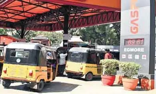 LPG की कमी से Chennai के ऑटोरिक्शा ड्राइवर परेशान LPG की कमी से Chennai के ऑटोरिक्शा ड्राइवर परेशान