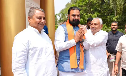 बिहार : मुख्यमंत्री सम्राट चौधरी से मिलने पहुंचे नीतीश कुमार, दोनों के बीच हुई बात