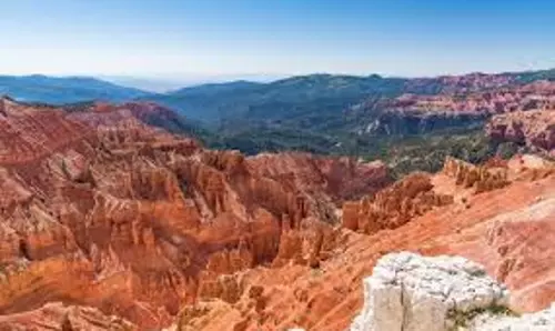 सीडर ब्रेक्स में लाल चट्टानों का अनोखा एम्फीथिएटर, जहां दिखती है पृथ्वी के करोड़ों साल पुराने इतिहास की झलक