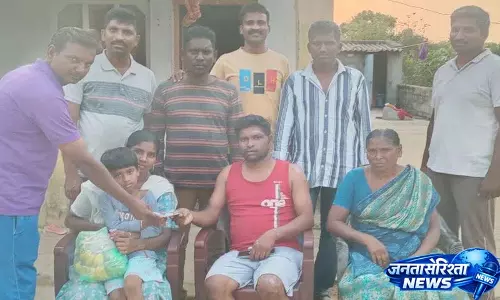 Private Security Guard मंडा प्रेम कुमार कोठागुडेम रोड एक्सीडेंट में घायल हो गए Private Security Guard मंडा प्रेम कुमार कोठागुडेम रोड एक्सीडेंट में घायल हो गए