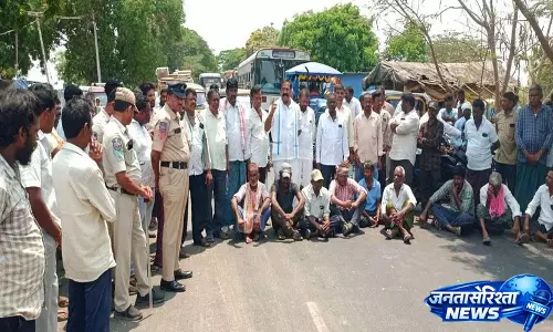 मक्का खरीद केंद्र की मांग को लेकर किसानों ने Khammam-Warangal हाईवे जाम किया मक्का खरीद केंद्र की मांग को लेकर किसानों ने Khammam-Warangal हाईवे जाम किया