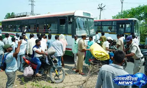 मक्का की समस्या को लेकर किसानों ने नेल्लिकोंडा, नागरकुरनूल में धरना दिया मक्का की समस्या को लेकर किसानों ने नेल्लिकोंडा, नागरकुरनूल में धरना दिया