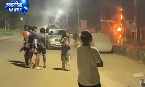 बिजली खंभे में लगी आग, विद्युत विभाग की लापरवाही उजागर बिजली खंभे में लगी आग, विद्युत विभाग की लापरवाही उजागर