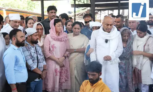 दिल्ली: आतिशी के पिता का अंतिम संस्कार, सीएम रेखा गुप्ता रहीं मौजूद दिल्ली: आतिशी के पिता का अंतिम संस्कार, सीएम रेखा गुप्ता रहीं मौजूद