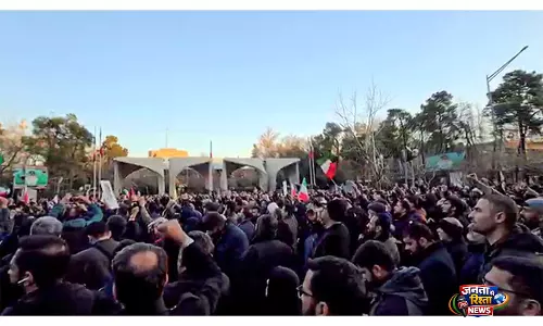 Iran में बहाइयों पर दमन को लेकर युवक की आपबीती Iran में बहाइयों पर दमन को लेकर युवक की आपबीती