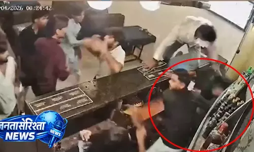 शराब के नशे में बवाल, SK बार मैनेजर पर बेरहमी से हमला, CCTV फुटेज आया सामने शराब के नशे में बवाल, SK बार मैनेजर पर बेरहमी से हमला, CCTV फुटेज आया सामने