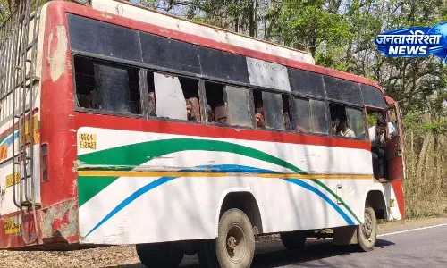 रायपुर-देवभोग हाईवे में बसों की चेकिंग, क्षमता से अधिक यात्री बैठा दिए, कटा चालान रायपुर-देवभोग हाईवे में बसों की चेकिंग, क्षमता से अधिक यात्री बैठा दिए, कटा चालान